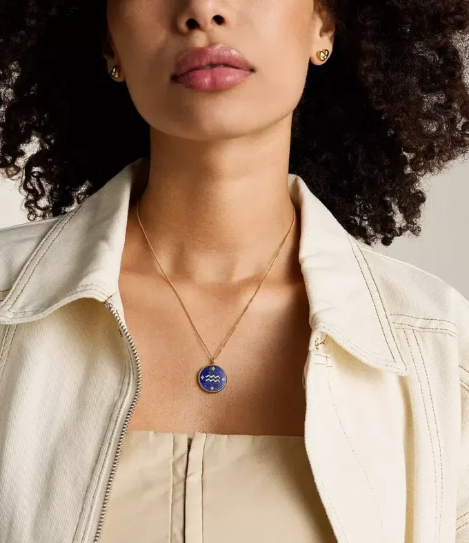 Aquarius Sutton Zodiac Goldfarbene Edelstahl-Halskette mit blauem Lapislazuli-Anhänger Aquarius Sutton Zodiac Goldfarbene Edelstahl-Halskette mit blauem Lapislazuli-Anhänger