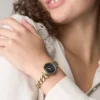 Carlie Dreizeigeruhr aus goldfarbenem Edelstahl Carlie Dreizeigeruhr aus goldfarbenem Edelstahl