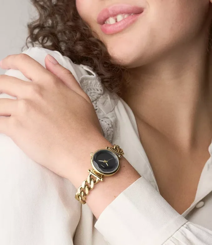 Carlie Dreizeigeruhr aus goldfarbenem Edelstahl Carlie Dreizeigeruhr aus goldfarbenem Edelstahl