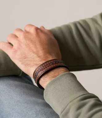 Everett Armband mit brauner Lederriemen und Ziernaht