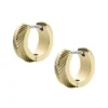 Harlow Linear Texture Goldfarbene Huggie-Creolen aus Edelstahl