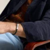 Maschinell geriffeltes Leder und Edelstahl-Armband