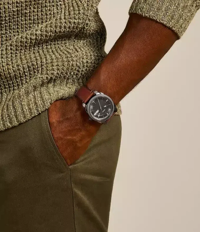 Maschinelles Dreizeiger-Datum-Uhrwerk mit braunem Lederarmband