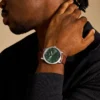 Minimalistische Dreizeigeruhr mit braunem Lederarmband