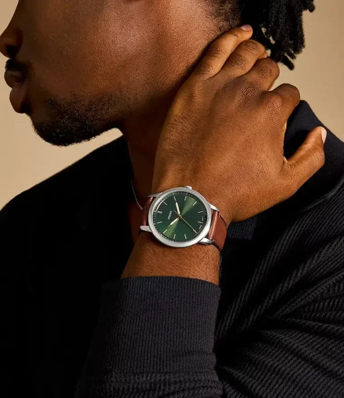 Minimalistische Dreizeigeruhr mit braunem Lederarmband