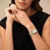 Raquel Dreizeigeruhr mit Datumsanzeige, zweifarbiges Edelstahlarmband Raquel Dreizeigeruhr mit Datumsanzeige, zweifarbiges Edelstahlarmband