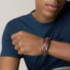 Robustes Armband aus Edelstahl und braunem gepolstertem Leder