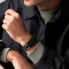 Robustes Armband aus Edelstahl und schwarzem gepolstertem Leder
