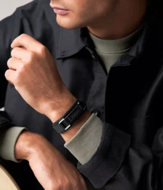 Robustes Armband aus Edelstahl und schwarzem gepolstertem Leder