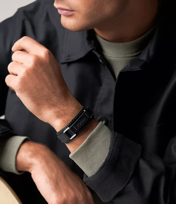 Robustes Armband aus Edelstahl und schwarzem gepolstertem Leder