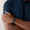 Robustes Edelstahlarmband und schwarzes Lederarmband