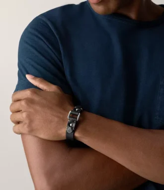 Robustes Edelstahlarmband und schwarzes Lederarmband